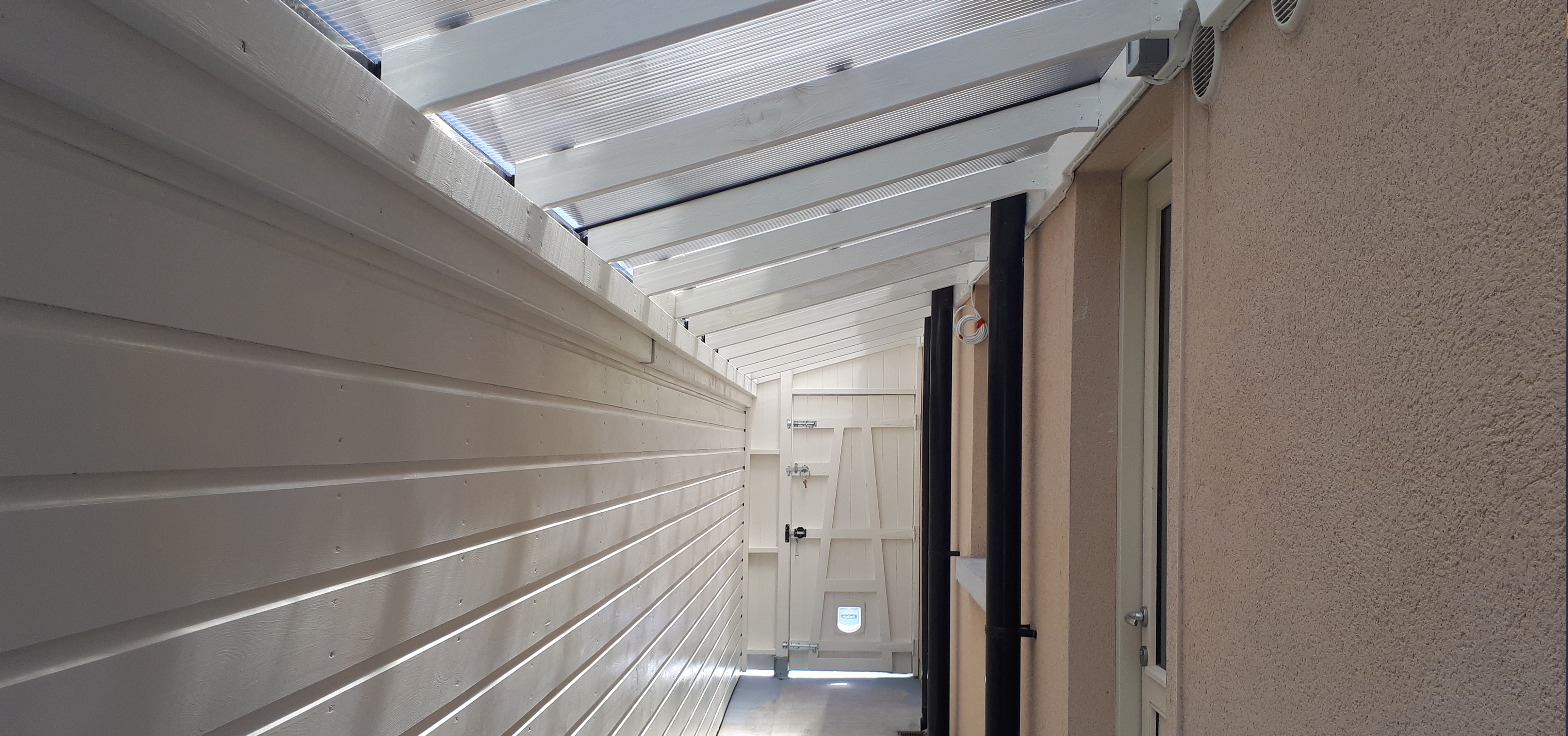 Roofed Side Passage for Storage